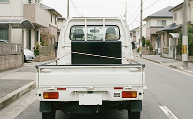 トラックに積まれた家電