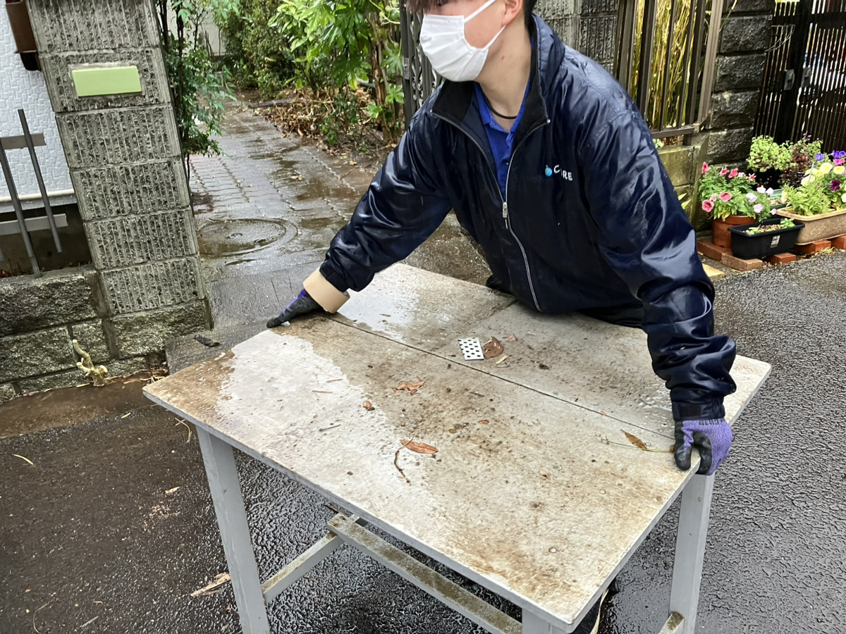 「屋外に放置していた棚や机、椅子、スプレー缶などの回収」作業写真