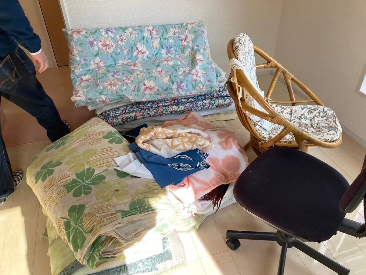 大量の布団類と椅子2脚をお引き取りしました｜静岡の不用品回収・粗大