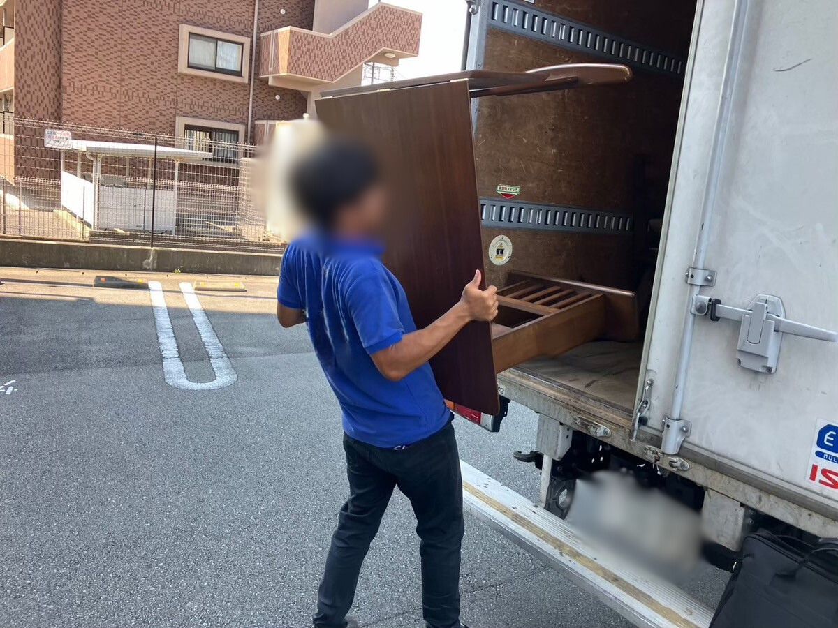 「手続きが面倒なテレビや家具もお任せください！自治体不可の品もOK」作業写真