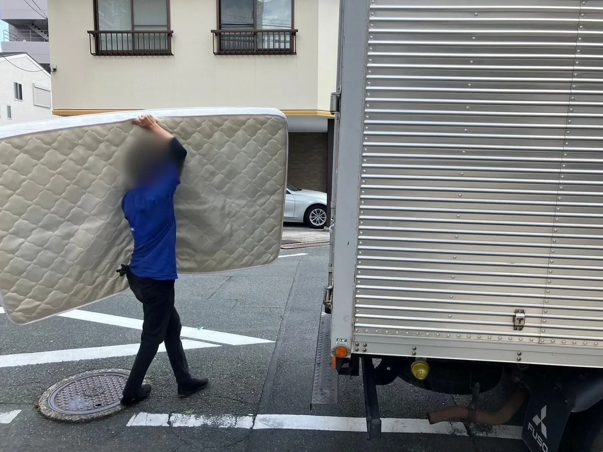「１Rのマンションからマットレスを回収させていただきました」作業写真