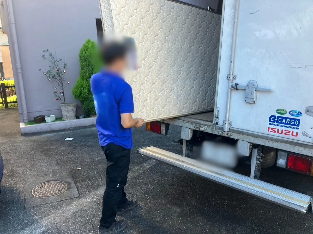「１Rのマンションからマットレスを回収させていただきました」作業写真