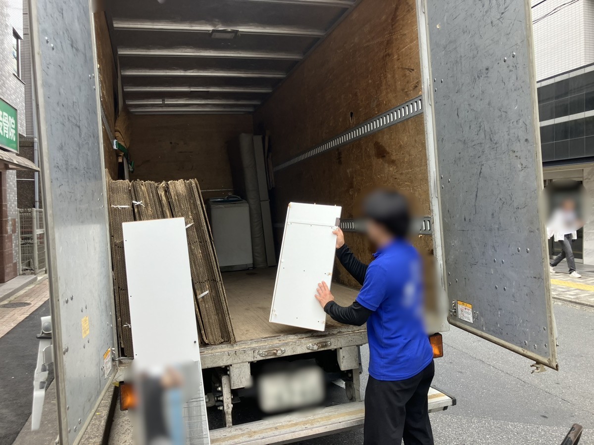 「2DKのマンションのお部屋から木製のパネルを回収しました」作業写真