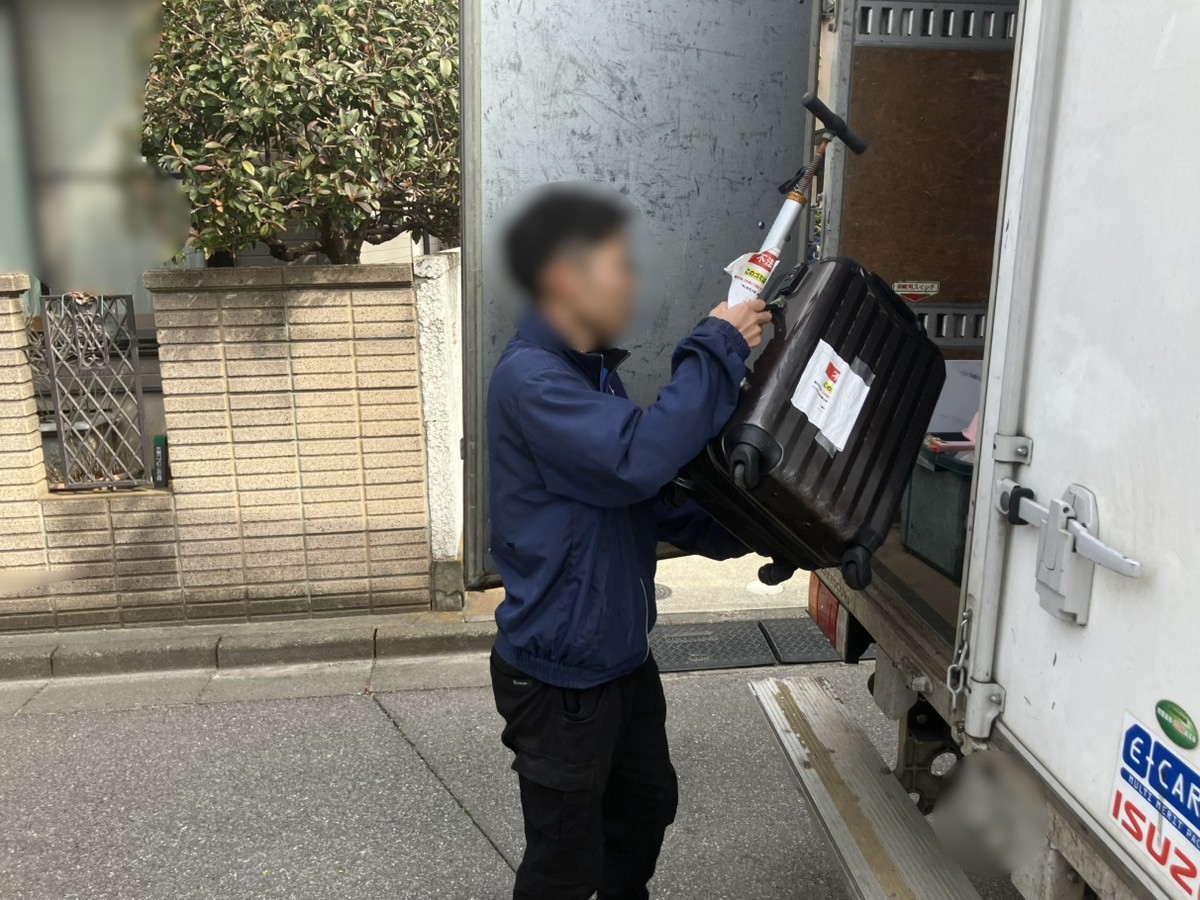 「不法投棄されていたキャリーケースと空気入れを回収しました」作業写真