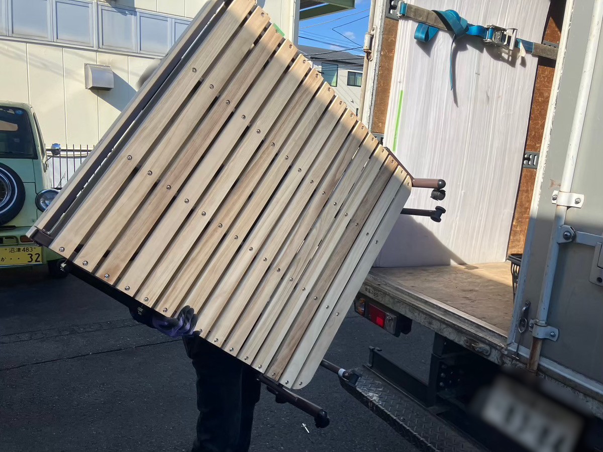 「1DKのマンションのお部屋からすのこを回収しました」作業写真