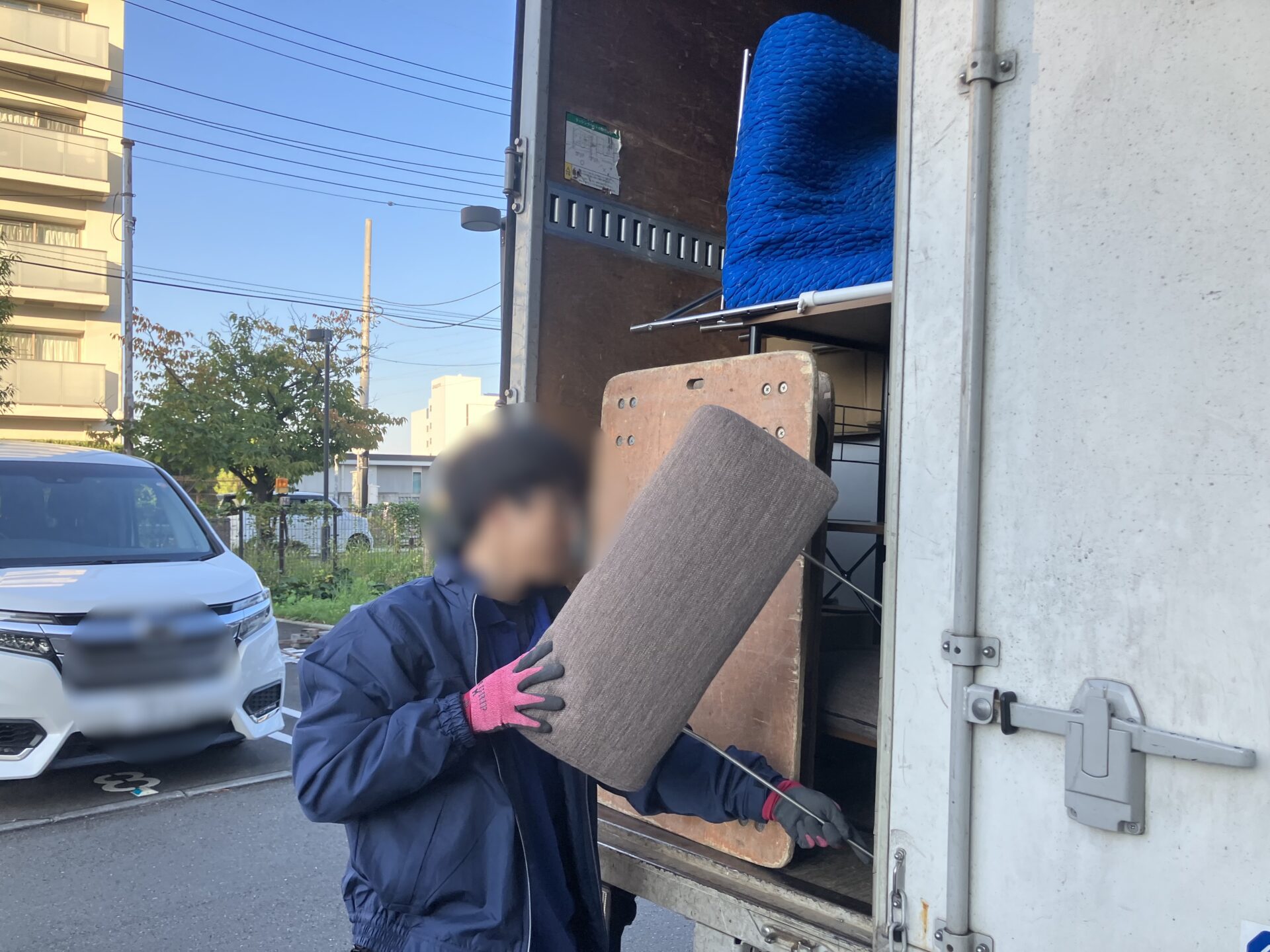 「1Kのマンションのお部屋からクッションなどを回収しました」作業写真