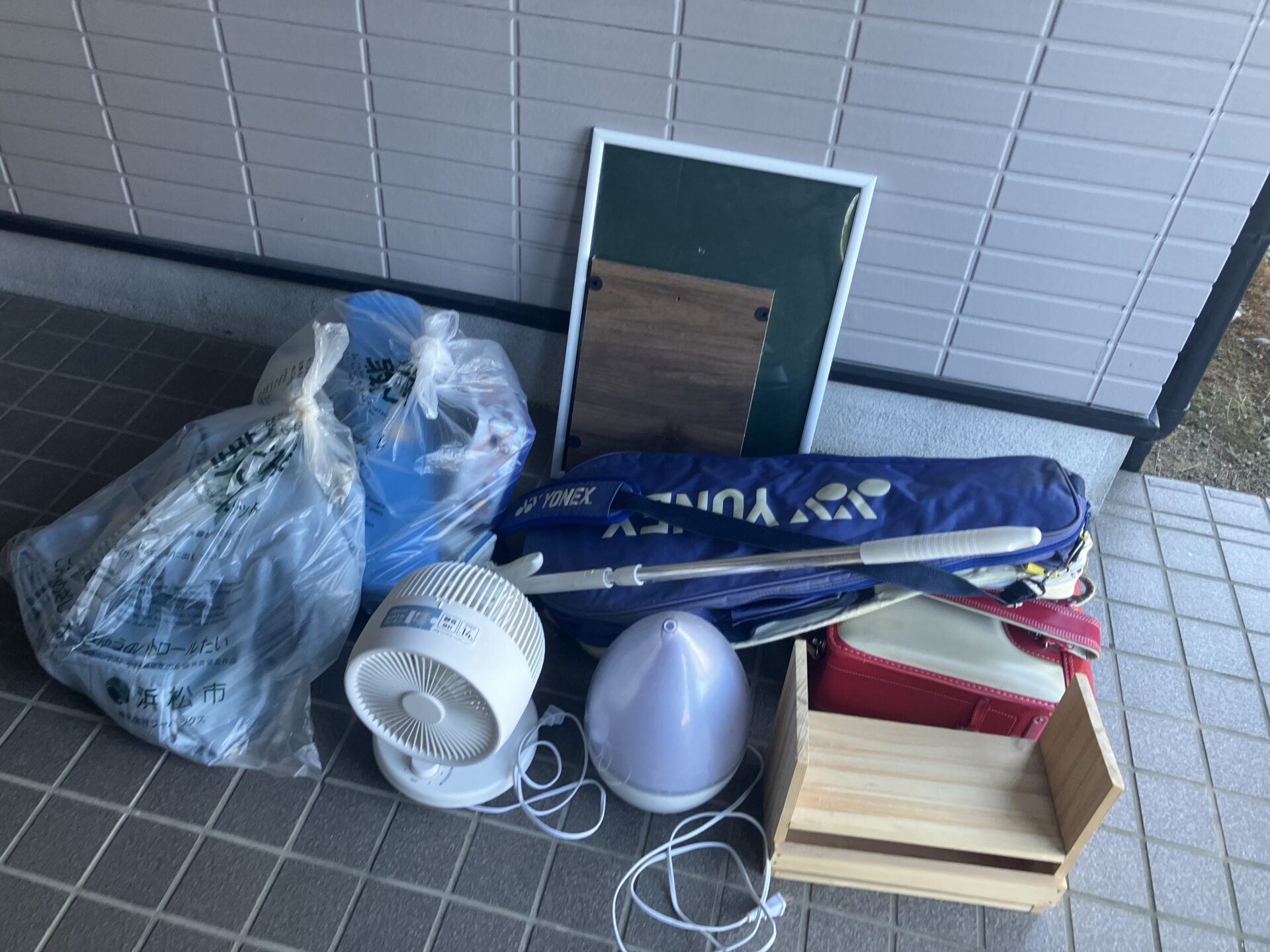 「1Kのアパートのお部屋からテニスラケットやサーキュレーターなどを回収しました」作業写真