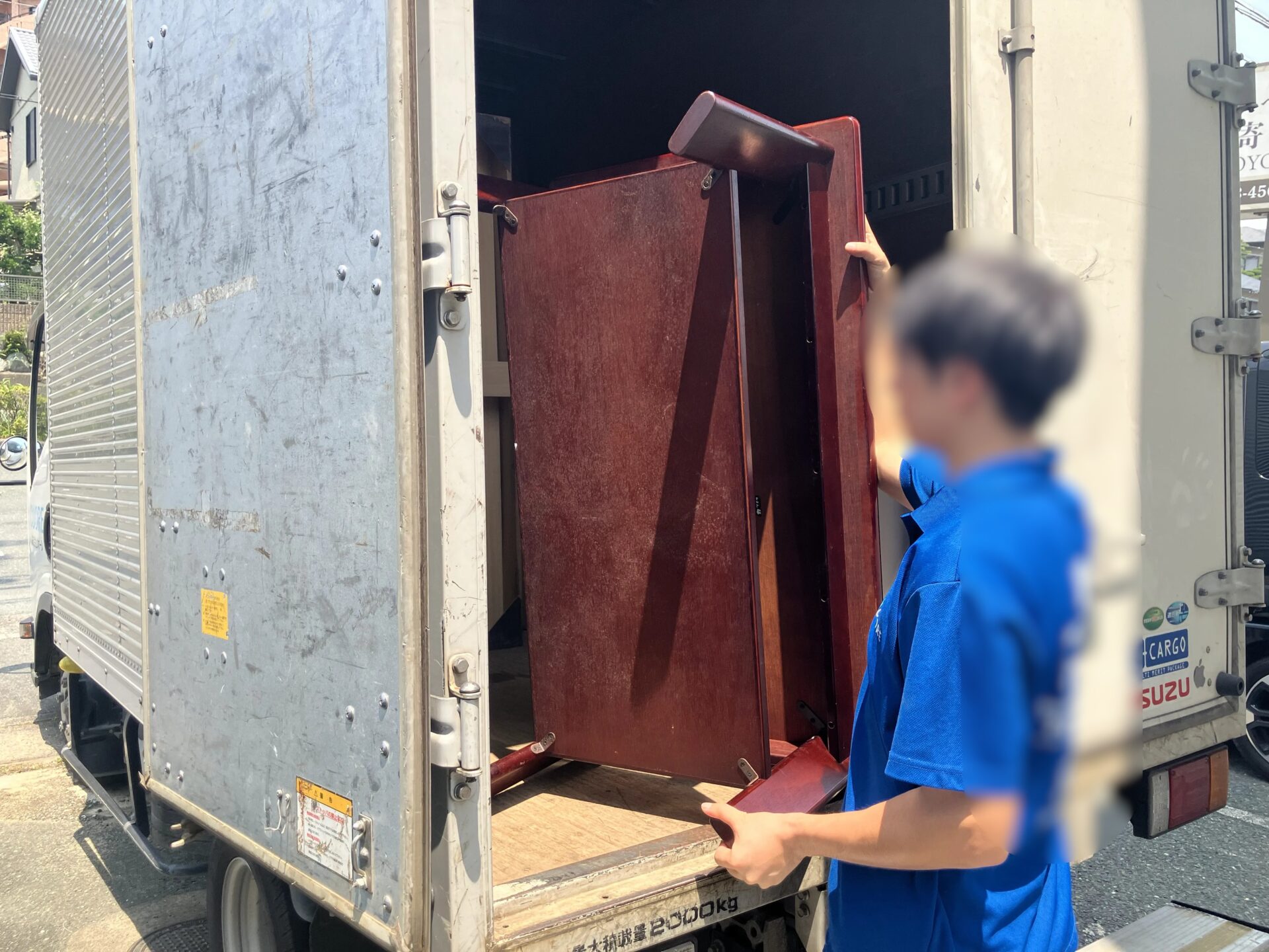 「4LDKのお家から分解ができないテーブルを回収しました」作業写真